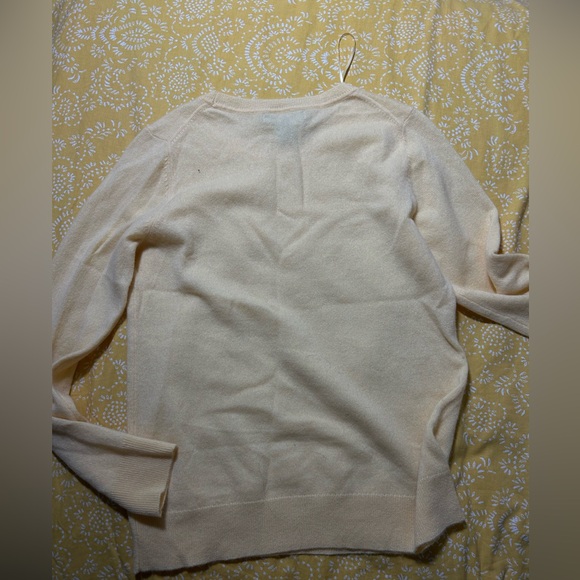 TAHARI 100% 2PLY CASHMERE yellow sweater. Women’s Size M. NEVER WORN. - Picture 2 of 3